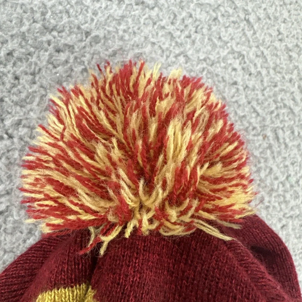 Harry Potter Hogwarts Alumni Winter Hat Pom Pom Beanie Embroidered‎ One Size